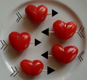 Cherrytomaatjes, kaas en komkommer in de vorm van een hart