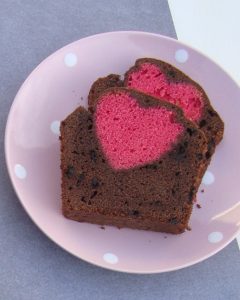 Valentijn: Chocolade cake met roze hartje