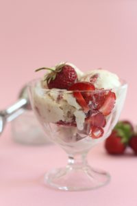 Homemade aardbeien witte chocolade ijs