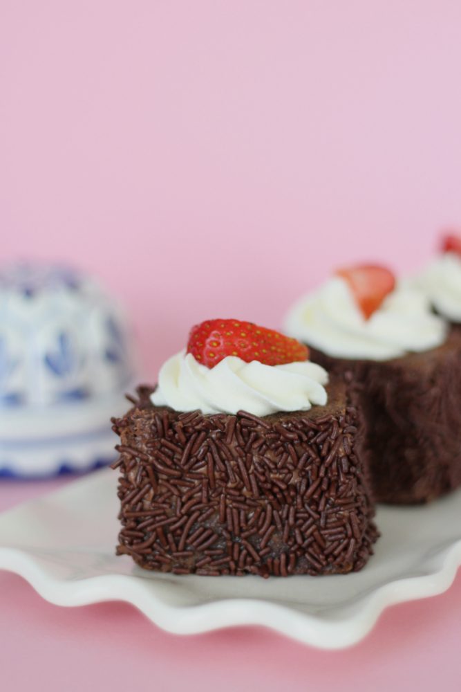 Chocoladecakejes met aardbeien en slagroom