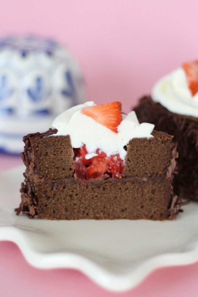 Chocoladecakejes met aardbeien en slagroom