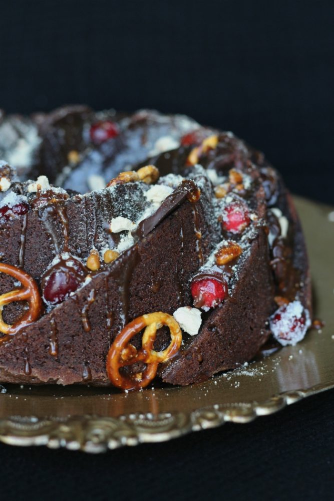 Kerstcake met chocolade, cranberry en pretzels